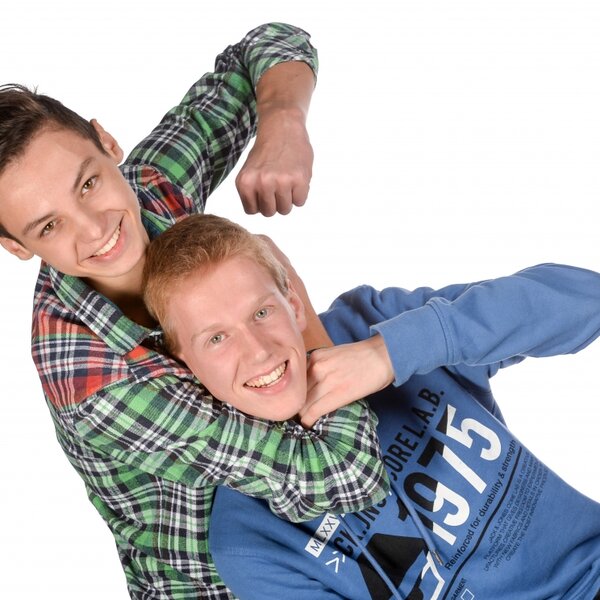 Zwei Jugendliche in freundschaftlicher Pose