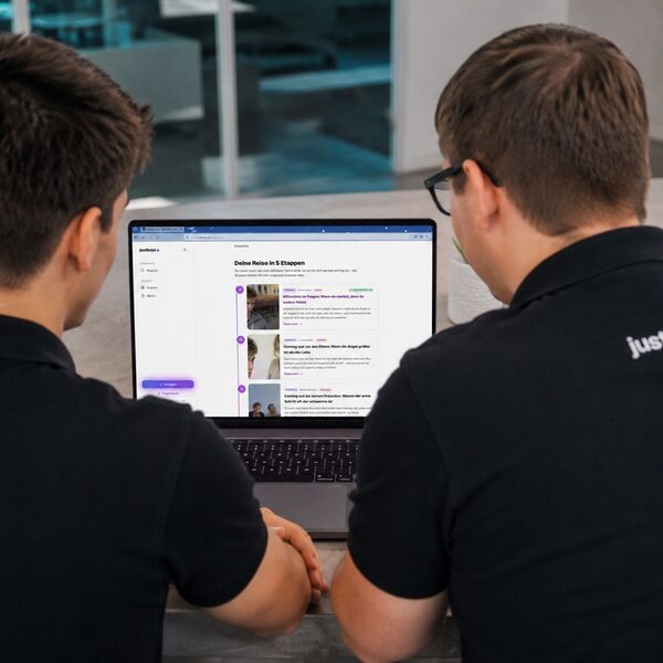 Zwei Teammitglieder bei der Community-Betreuung im justboys-Büro in Linz